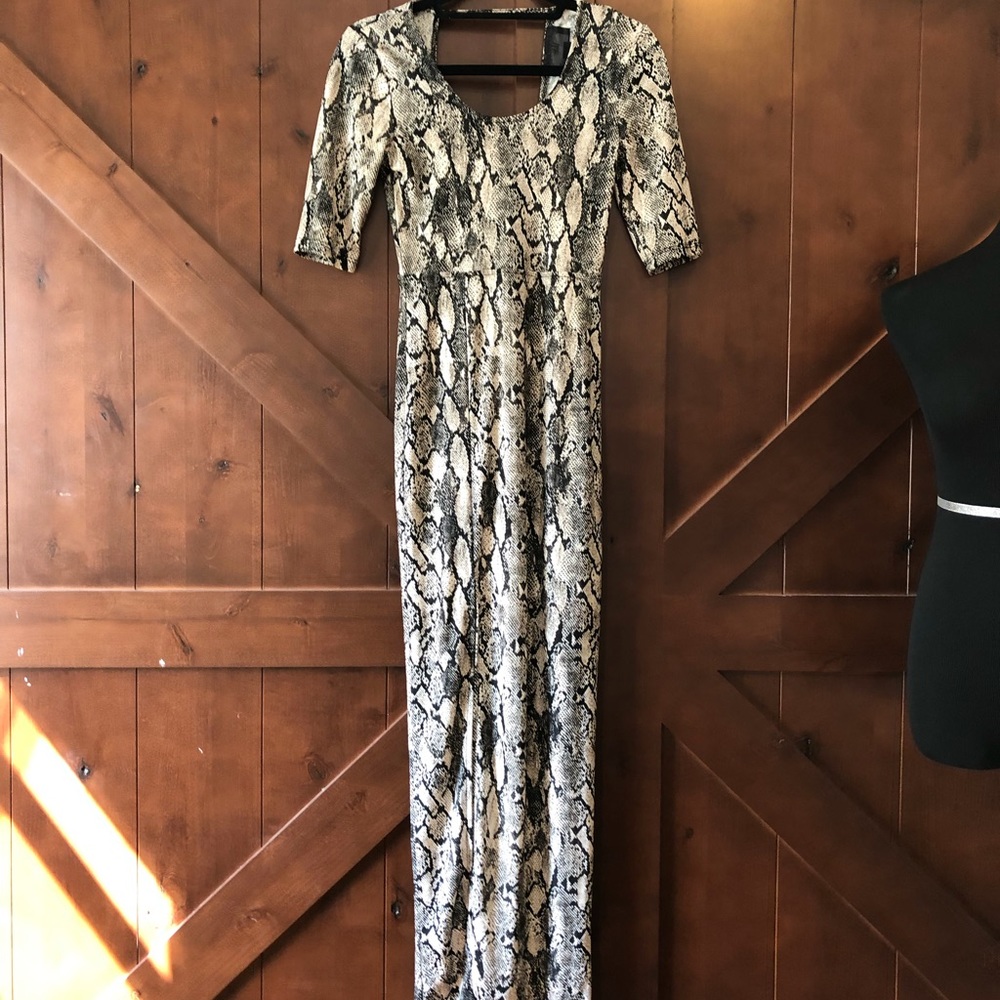 Cute Snake print long dress w slit ✨